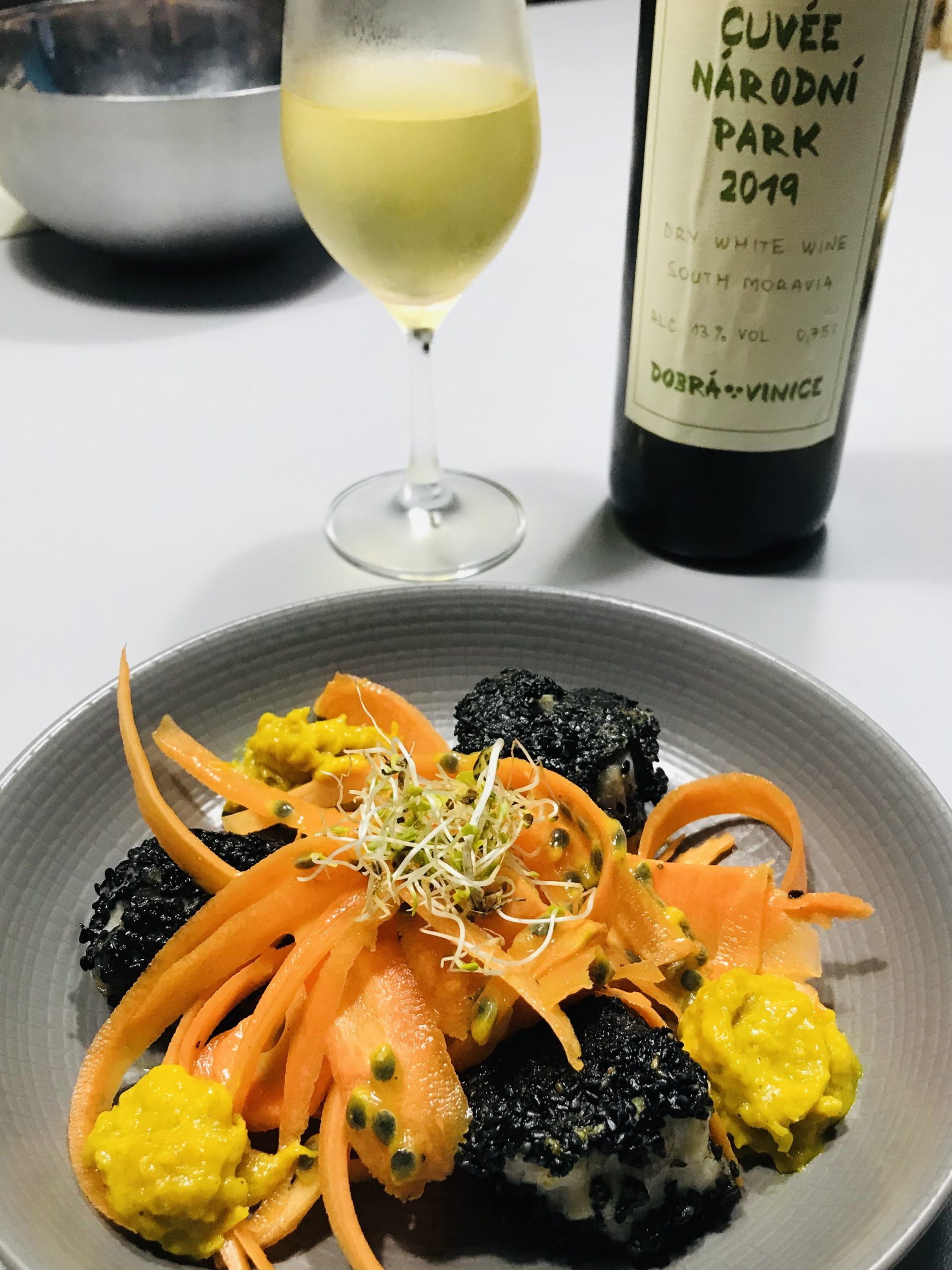 Cubes de lottes au sésame, sauce curry-mangue