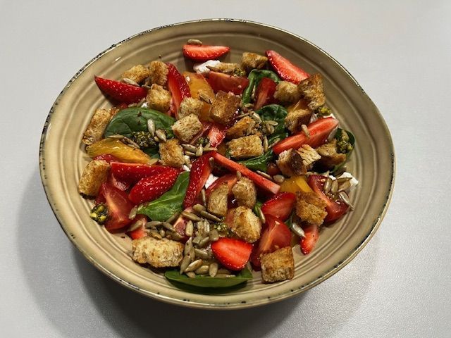 Burrata tomates-fraises, pesto pistache