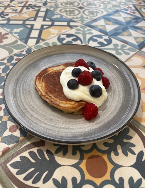 Pancake à la ricotta, fromage blanc de brebis et fruits